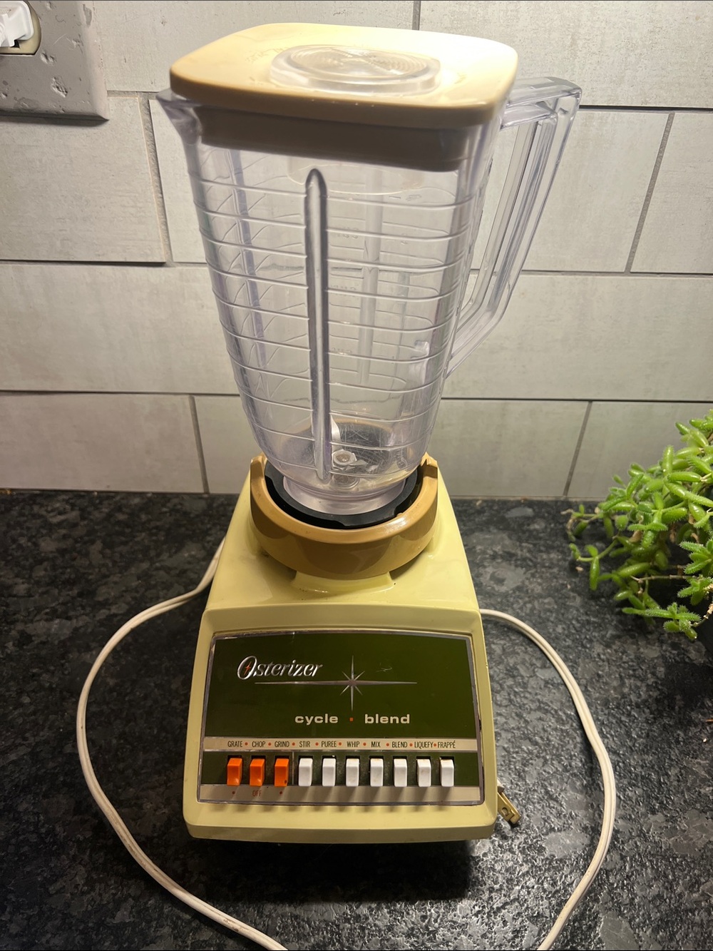 Vintage Osterizer Cycle Blend Countertop Blender in Harvest Gold. 5 cup
